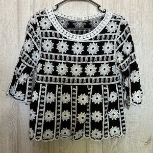 Kindred Embroidered Scallop 3/4 Sleeve Blouse. Size M